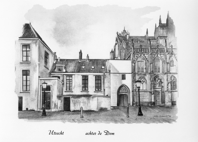 603286 Gezicht op de voorgevel van het huis Achter de Dom 3 te Utrecht met rechts de Domkerk.